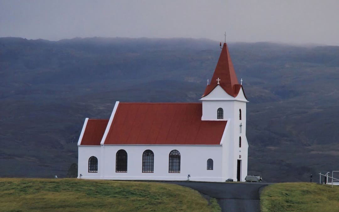 月亮是夜晚第二美好的东西，第一是你