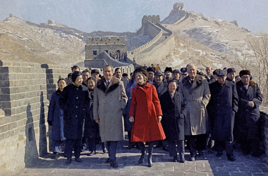 1972年2月24日，美国总统尼克松在访华期间携夫人登上长城