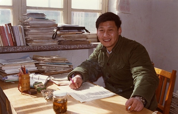 1983年，在河北正定办公室里的习近平。