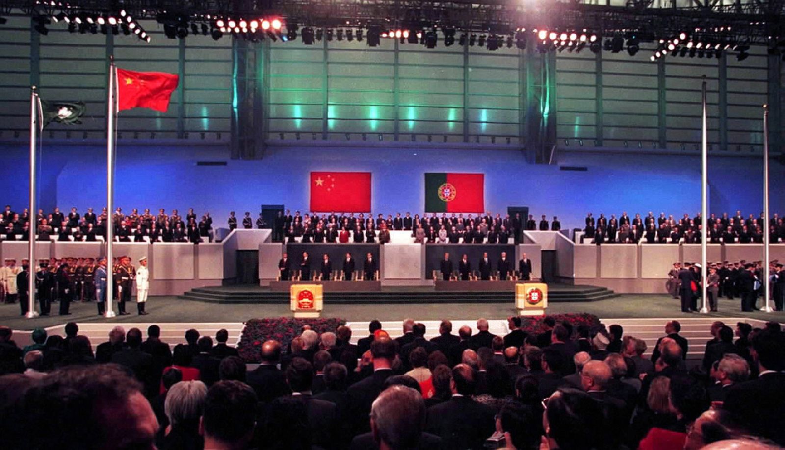 1999年12月20日零时，中国政府对澳门恢复行使主权