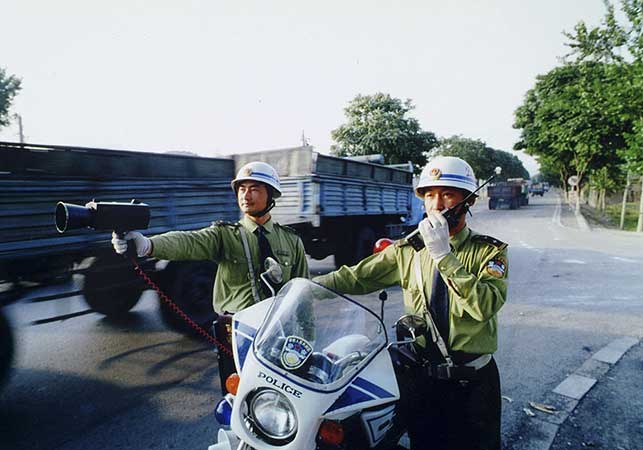 1999年交警使用手提雷达测速仪测速