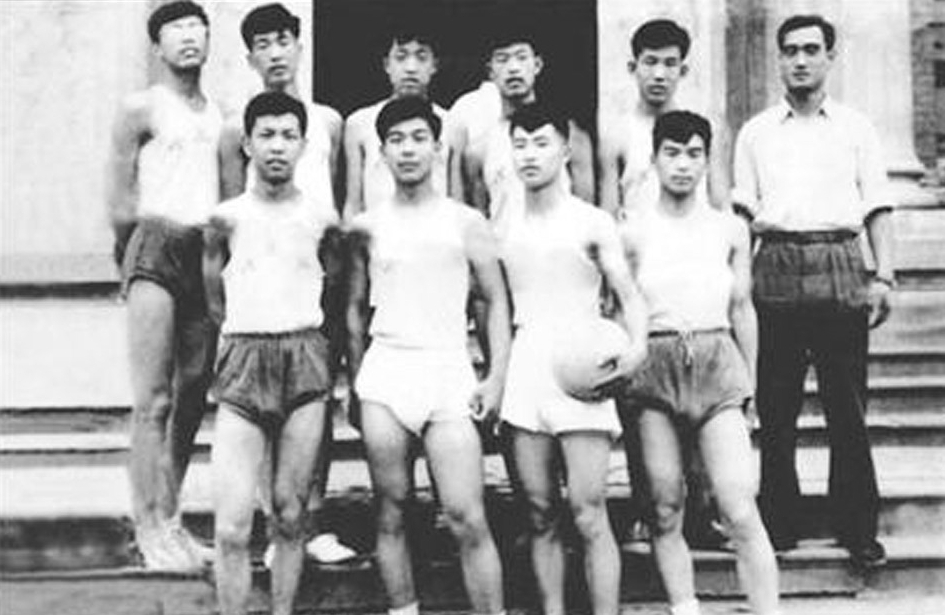 1955年,温家宝(前排右1)是南开中学篮球队主力队员