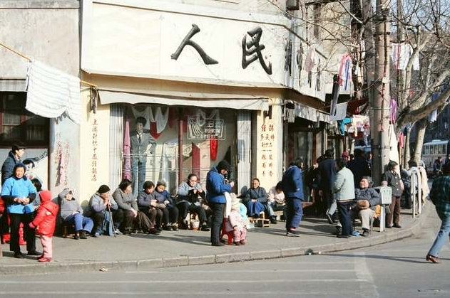 1986年上海某街道的场景。