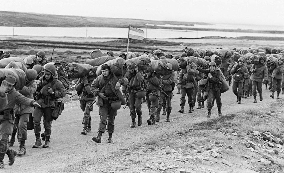 1982年04月13日阿根廷士兵进入福克兰群岛