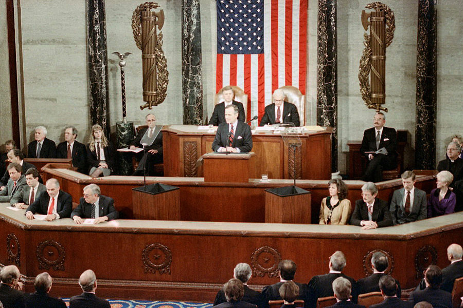 1991年1月12日美国总统布什召开国会会议授权美国军队将伊拉克逐出科威特境内。