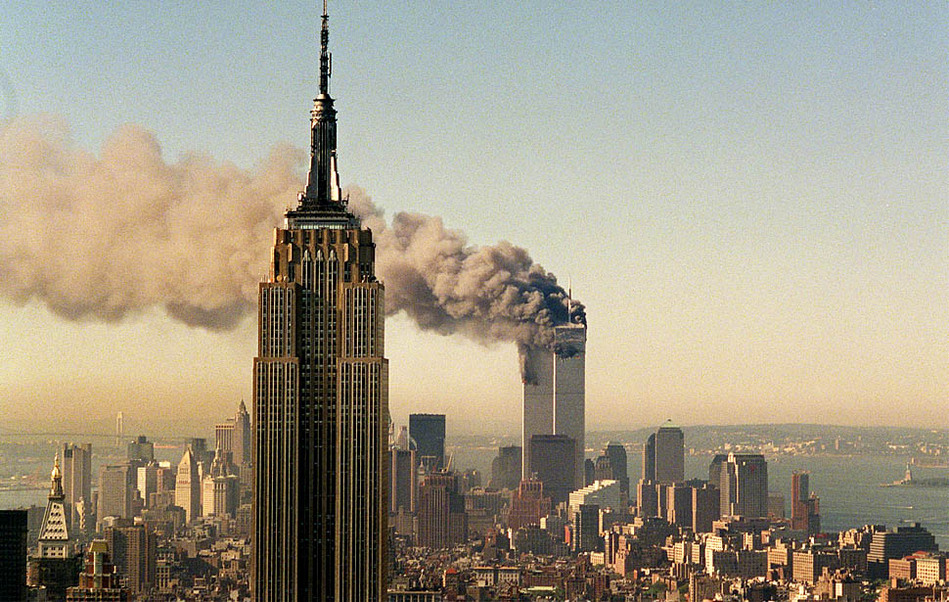 2001年9月11日上午 ，两架被恐怖分子劫持的民航客机分别撞向美国纽约世界贸易中心一号楼和二号楼