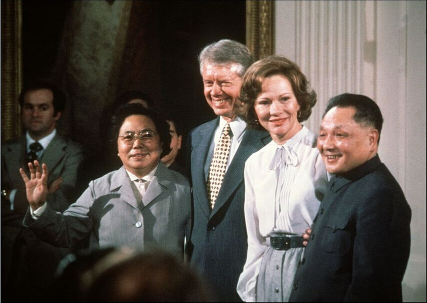 1979年1月31日，美国华盛顿邓小平和夫人卓琳与时任美国总统吉米·卡特和夫人罗莎琳·卡特合影。