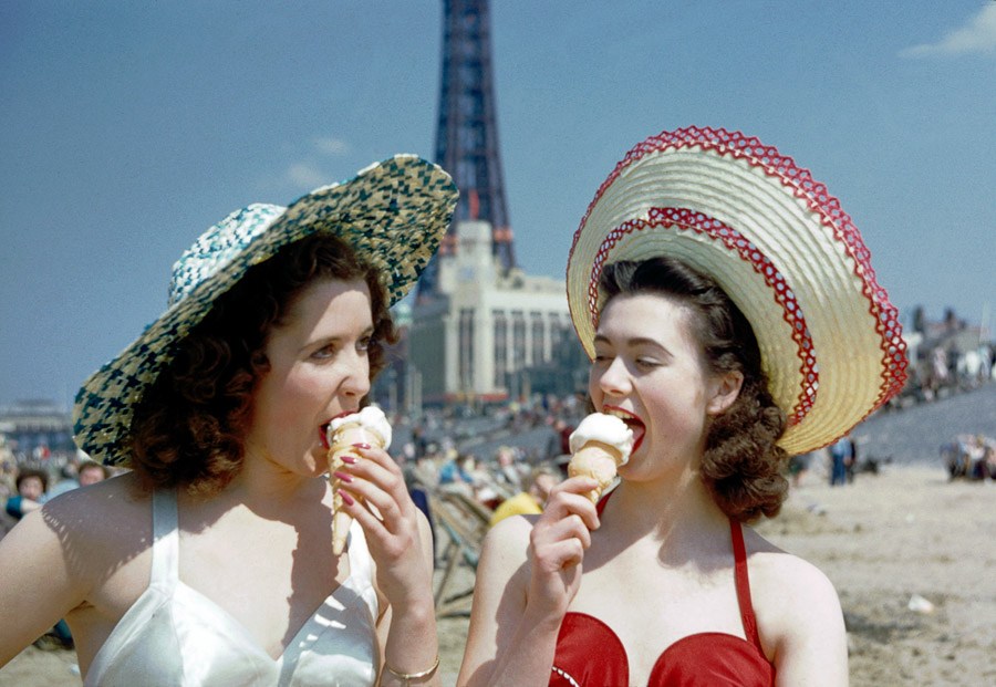 1954年夏天，摄影师John Chillingworth用镜头捕捉到英国海滨小镇布莱克浦盛景。