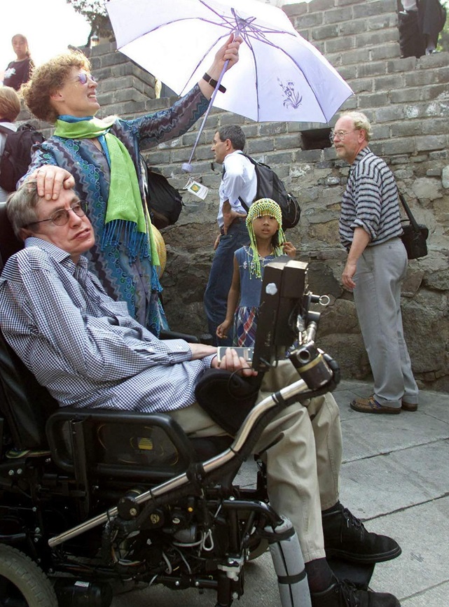 2002年8月21日，霍金在众人帮助下登上八达岭长城，还获颁“长城登城证书”。
