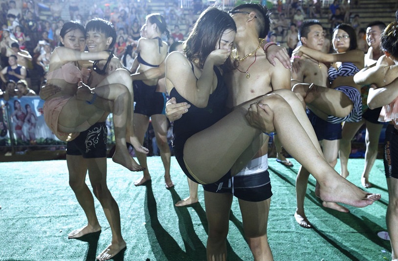 2015年8月1日，浙江杭州某公园举办水上相亲活动，几十对男女参加公主抱比赛。