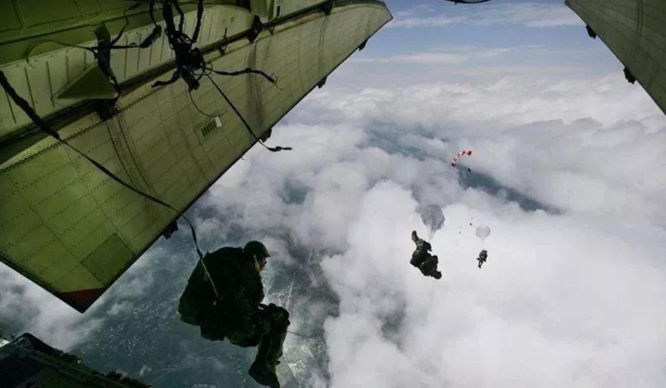 2008年汶川地震，十五名空降兵临危受命从海拔4999米空降汶川地震震中地带。