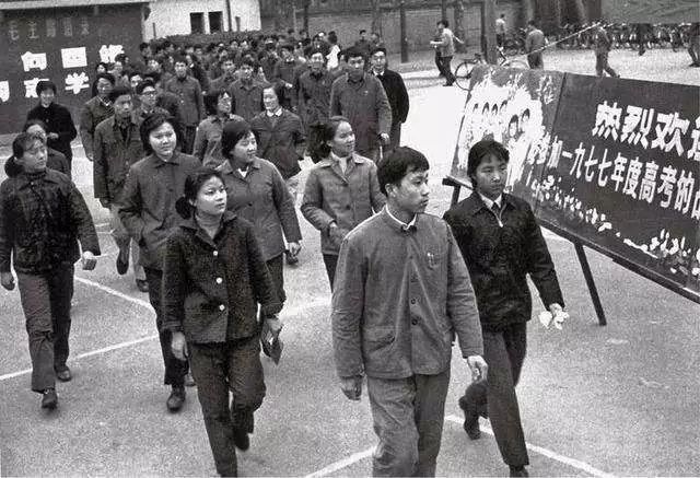 1977年考生们正在参加高考