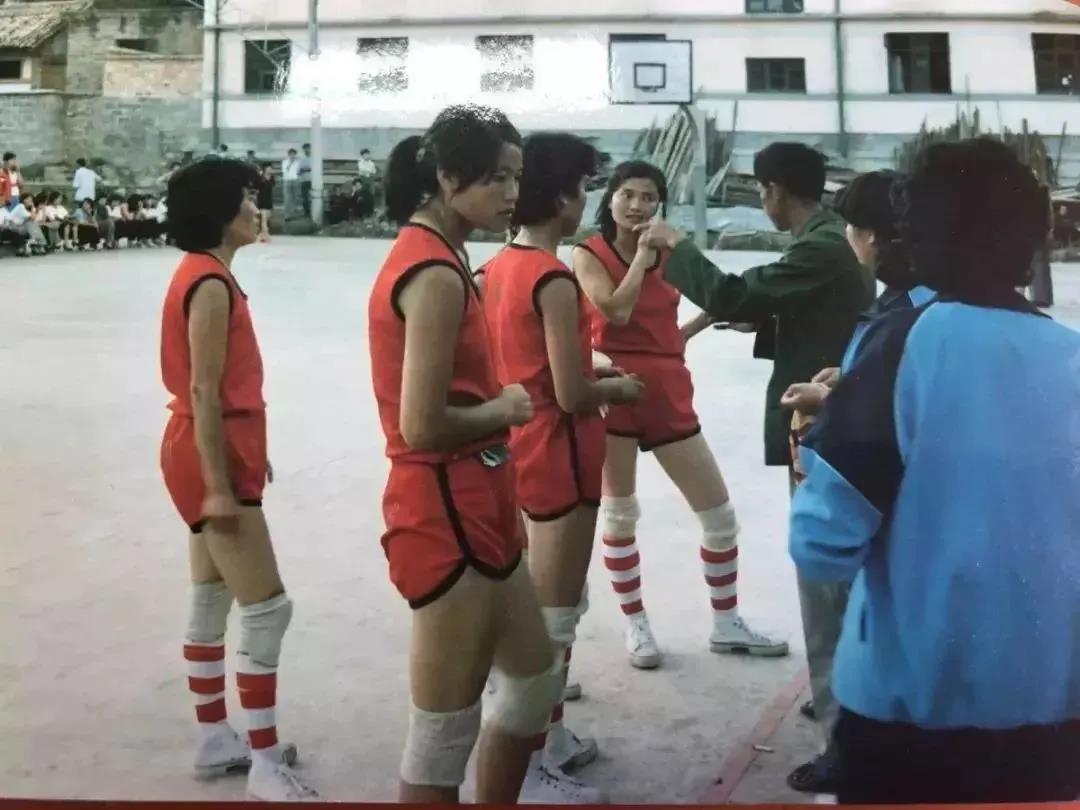 1988年7月12日，临沧地区举办首届税务杯篮球赛