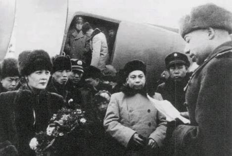 1946年1月22日，宋美龄、蒋经国等人飞往长春向苏军慰问