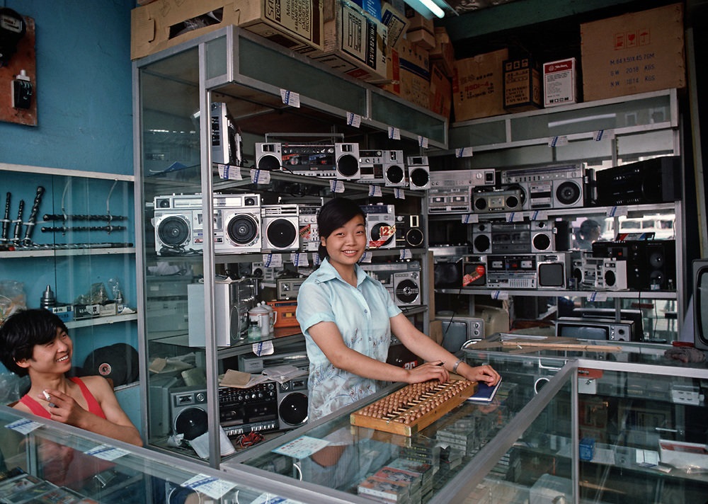 1985年，成都一家收音机店。